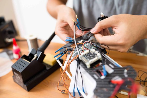 Quels sont les avantages de l'utilisation des drones pour la surveillance des espaces naturels protégés ?