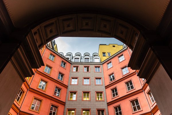 Comment mettre en place un réseau de jardins partagés pour favoriser la cohésion sociale dans les quartiers défavorisés ?