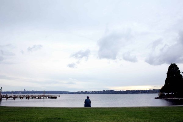 Comment les paysages urbains de Hopper dépeignent-ils la solitude moderne ?
